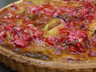 Une belle tarte toute rose et bien sucrée. A déguster avec un sorbet aux fruits rouges ou des framboises fraîches