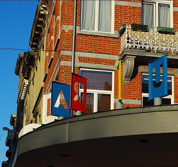 Lettrage métallique pour la façade du Bar du Matin à Bruxelles