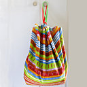 Fermé il contient les jouets et s'accroche à une poignée