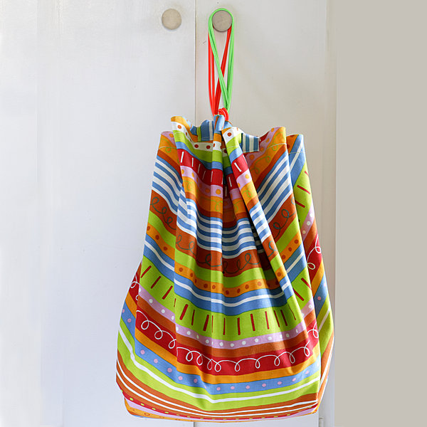 Fermé il contient les jouets et s'accroche à une poignée