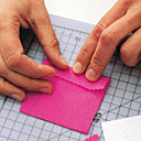 1-Recouvrir les cartes en bristol de papier crêpon