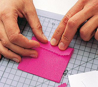 1-Recouvrir les cartes en bristol de papier crêpon