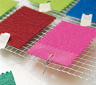 5- Fixer les étiquettes sur le grillage