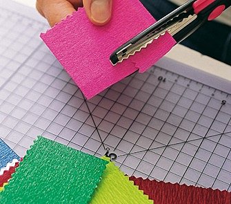 2-Découpe du papier avec les ciseaux cranteurs