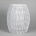 Tabouret recouvert de dentelle, chez Fleux