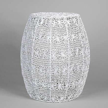 Tabouret recouvert de dentelle, chez Fleux