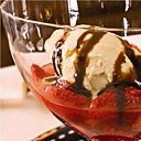 Capuccino sur coulis de fraises avec fruits entiers