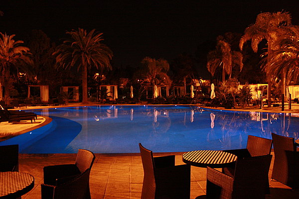 La piscine aux éclairages changeants