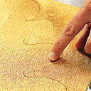 2- Coller le papier crêpon sur la carte