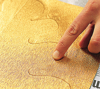 2- Coller le papier crêpon sur la carte