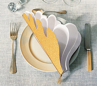 Un menu de fête en papier crêpon métallisé