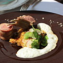 L’agneau de lait des Pyrénées servi avec son jus anisé, ses févettes et son curry de lentilles jaunes