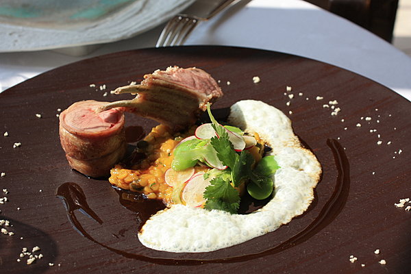 L’agneau de lait des Pyrénées servi avec son jus anisé, ses févettes et son curry de lentilles jaunes