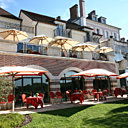 Un déjeuner sur la terrasse, à l'ombre des parasols
