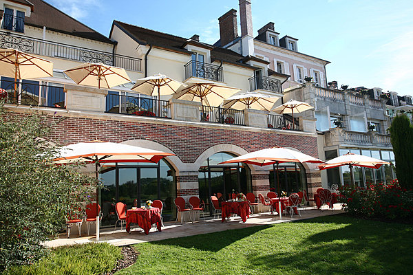 Un déjeuner sur la terrasse, à l'ombre des parasols