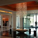 Le grand hall avec son lustre spectaculaire