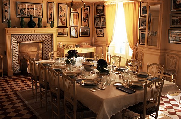 A dominante jaune, la salle à manger invite à la douceur