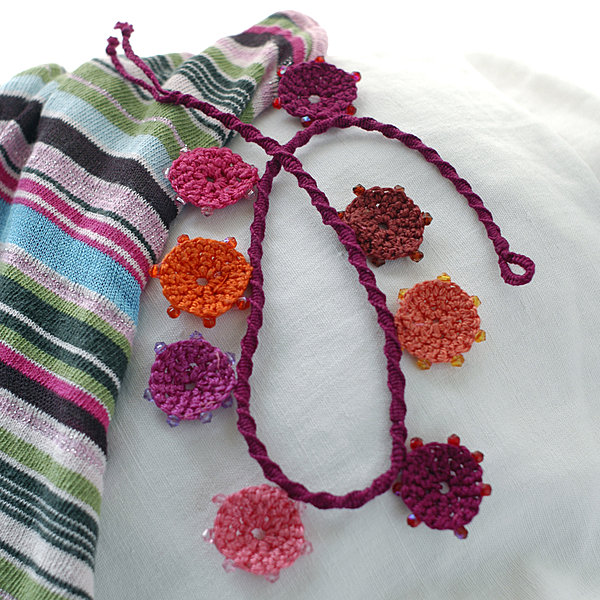 1- Cercles au crochet  cousues sur une torsade