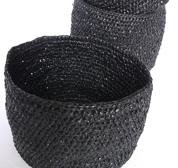 3 corbeilles crochetées en sacs plastiques noirs  fabriquées au Burkina Faso