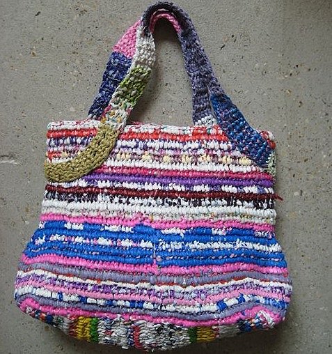 Cabas en sacs plastiques fabriqué en France par l'atelier Caravansérail H 32 cm L 35 cm