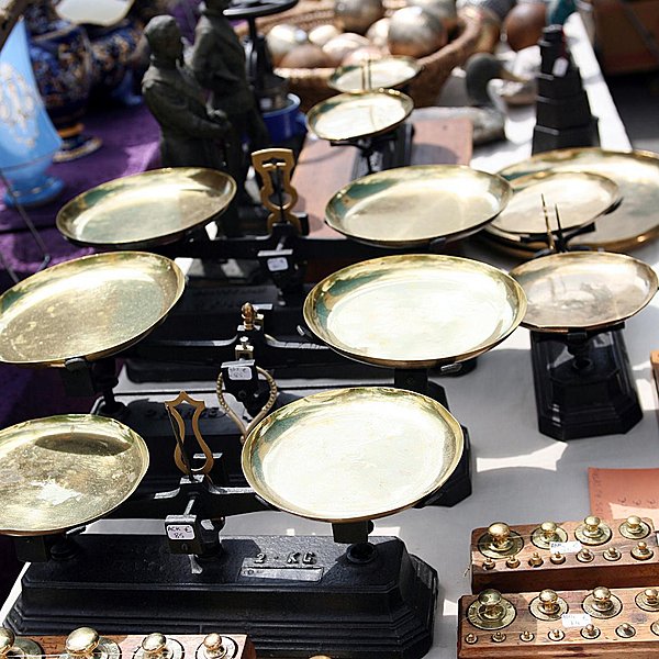 Quel meilleur endroit qu'une brocante pour dénicher une balance à plateaux ?