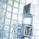 Fréquemment utilisé dans les salles de bains pour cloisonner les douches