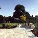 Des dalles de pierre reconstituée façon pierre calcaire. Manoir. Bradstone.