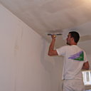 Une fois fixé, le faux plafond est enduit