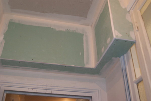 Les bandelettes de calicot permettent de joindre les plaques