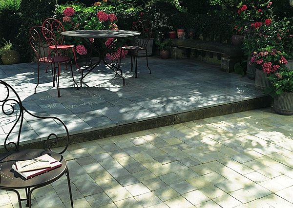 Naturellement vieillie, la pierre bleue donne une touche de noblesse à la terrasse. 25 x 25 cm. Castorama.