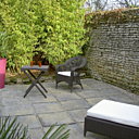 Pour une ambiance contemporaine, des dalles de pierre reconstituée qui s’inspirent du toucher des pierres des Cyclades. Dalles de 60 x 60 cm ou vendues en opus. Santorin. Bradstone.