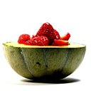 Variante des barques aux fruits rouges : "le bol de fraises". Coupez un melon en deux, videz les graines, déposez les fruits rouges. Miam !