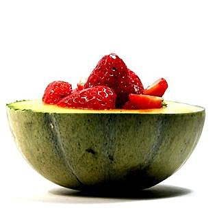 Variante des barques aux fruits rouges : "le bol de fraises". Coupez un melon en deux, videz les graines, déposez les fruits rouges. Miam !