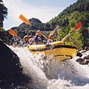 Jolie descente en rafting pour amateurs de sensations