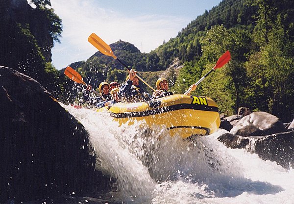 Jolie descente en rafting pour amateurs de sensations
