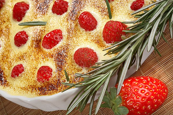 Les fraises à peine cuites sont sublimées par le sabayon encore chaud