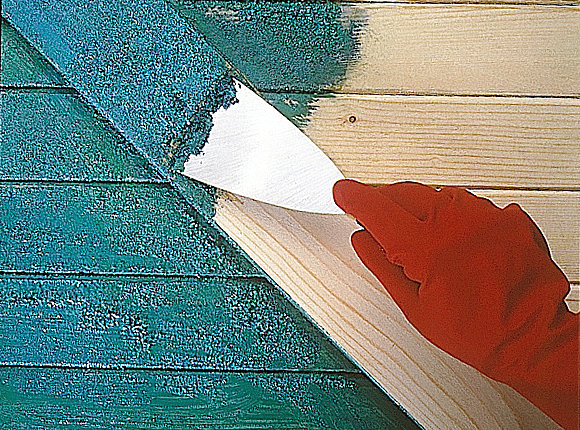 Une fois la peinture ramollie, il suffit de retirer les résidus avec un couteau de peintre et une main gantée !