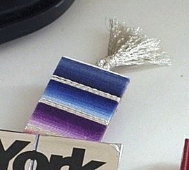 Joli marque page avec pompon en fils argentés