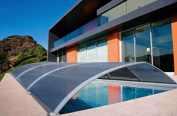 Un abri en matière textile microperforée déperlante, conçue pour résister au chlore, traitée anti-algues, anti-UV et anti-taches. Tech-Style. Abrisud.