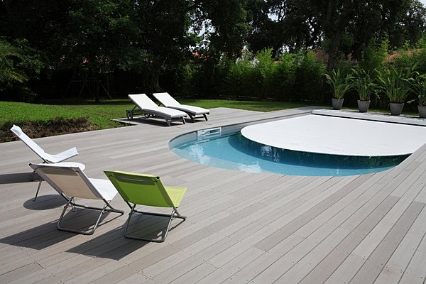 Ce volet roulant hors-sol prend peu de place et suffit à garantir la sécurité de la piscine. Il s’adapte à tous les bassins rectangulaires. Securitech. Magiline.