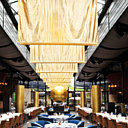 Malgré les voiles, légers, l'endroit respire le béton