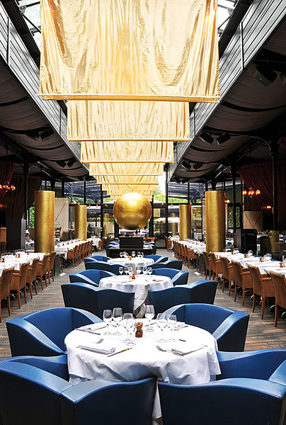 Malgré les voiles, légers, l'endroit respire le béton