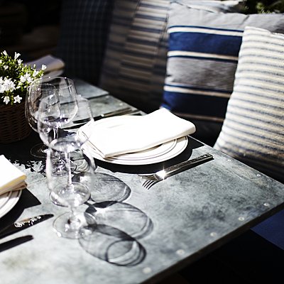 Une table fleurie, cela manque souvent de nos jours !