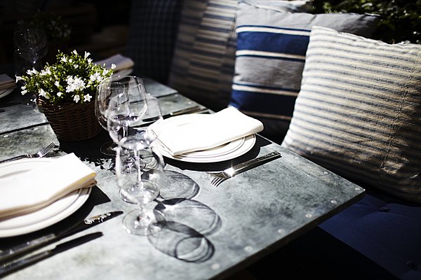 Une table fleurie, cela manque souvent de nos jours !