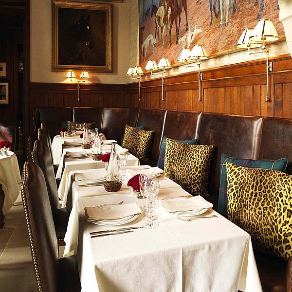 La banquette en cuir avec ses coussins so british