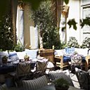 La terrasse avec ses ornements de colonnes corinthiennes