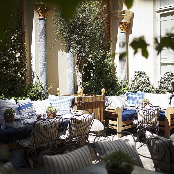 La terrasse avec ses ornements de colonnes corinthiennes