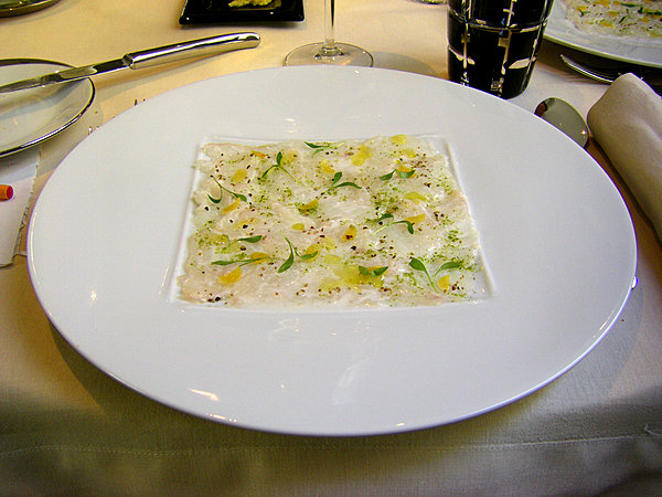 Chairs de saint pierre avec morceaux de citron confits, arrosé au lait de coco