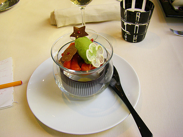 Coupe de fraises avec son sorbet aux herbes, lequel recouvre le goût des fraises
