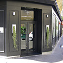 La devanture est sobre, chic, un peu impressionnante